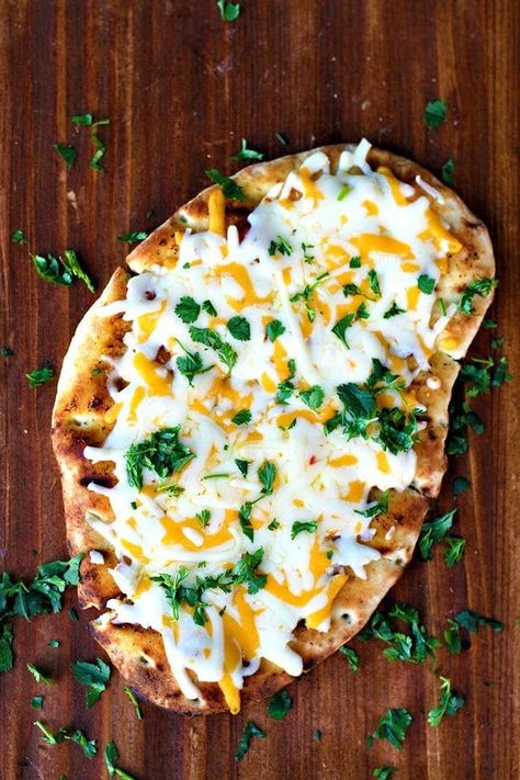 Tex Mex Cheesy Grilled Naan Bread Avacado Dinner, Citrus Salmon, Naan Bread Pizza, Recipes With Naan Bread, Naan Pizza, Naan Recipe, Flatbread Recipes, Flatbread Pizza, Salmon Salad