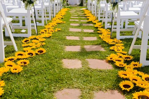 Garden Apartment Ideas, Garden Aesthetics, Sunflower Wedding Decorations, Yellow Wedding Theme, Rustic Sunflower Wedding, Diy Outdoor Weddings, Wedding In Colorado, Sunflower Party, Wedding Isles