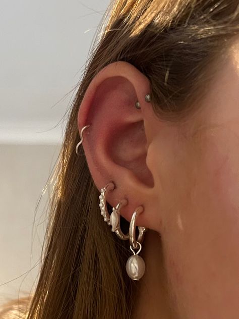 Silver earrings set, pearls, forward helix and heart hoop helix Silver Earring Styling, Silver Earrings Set Up, Silver Earrings Layered, Triple Lobe Piercing Hoops Silver, Earring Combos Silver, Eat Piercings Silver, Silver Earing Aesthetic, Pearl Stack Earrings, Silver Ear Jewelry Aesthetic