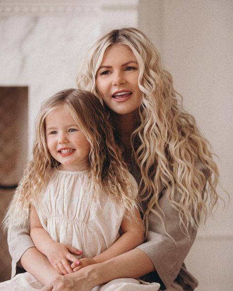 Amber Fillerup Clark | Barefoot Blonde | #hair #hairstyles #bfbhair #motherhood Amber Fillerup Pregnant, Teacher And Student, Amber Fillerup Clark, Amber Fillerup, Hair Care Recipes, Barefoot Blonde, Mommy Goals, Boho Beauty, Fresh Hair