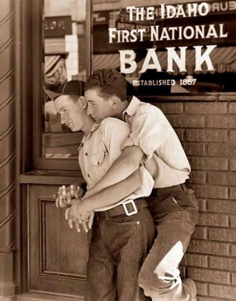 15 Vintage Gay Couples You Need to See | Hommemaker Gay History, Acts Of Love, Robert Rauschenberg, Vintage Couples, Asia Tenggara, Gay Romance, The Embrace, Foto Vintage, Two Men