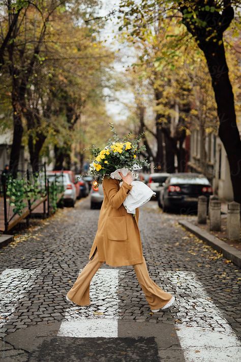 Street Photography Model, Street Fashion Photoshoot, City Shoot, Flower Photoshoot, Woman Walking, 강아지 그림, Shotting Photo, 사진 촬영 포즈, Fall Photoshoot