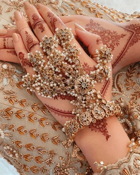 JewelsnGems by Fozia Ashraaf on Instagram: “Neelum Panja ... the amount of girls wanting this incredibly regal and luxurious designed hathphool is off the scale ... keep sharing for…” Rajputi Jewellery, Bridal Jewellery Inspiration, Wedding Jewelry Sets Bridal Jewellery, Pakistani Bridal Jewelry, Bridal Jewelery, Inexpensive Jewelry, Indian Bridal Jewelry Sets, Art Jewelry Design, Bridal Jewellery Design