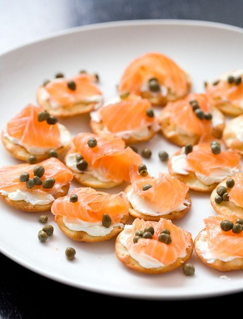 Cured GRAVLAX | 25 Classic Jewish Foods Everyone Should Learn To Cook Christmas Brunch Recipes, Canapes Recipes, Resep Seafood, Jewish Cuisine, Easy Brunch Recipes, Kosher Recipes, Easy Brunch, Jewish Recipes, Ceviche