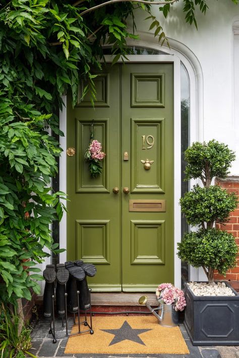 Green front door Moss Green Front Door, Cottage Front Door Colors, Olive Green Front Door, Fun Front Door Colors, Green Door House, Bold Front Door Colors, Bold Front Door, Apartment Front Doors, Green Front Door