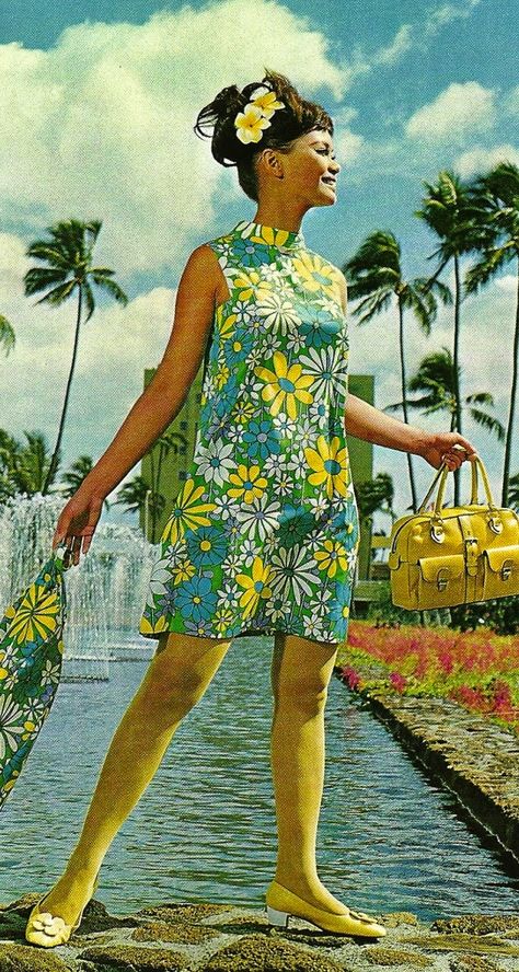 1968. "Flower Power" was the key to Hawaiian Airlines' Fashion Flight Attendant Plan for 1968, according to then president John H. Magoon, Jr. Attendants wore an A-line dress in a print designed specifically for Hawaiian Airlines by Tiger Fabrics of New York 70s Mode, Fashion 60s, Moda Hippie, Hawaiian Airlines, 1960 Fashion, 60s 70s Fashion, Estilo Hippy, 1960s Style, 60s And 70s Fashion