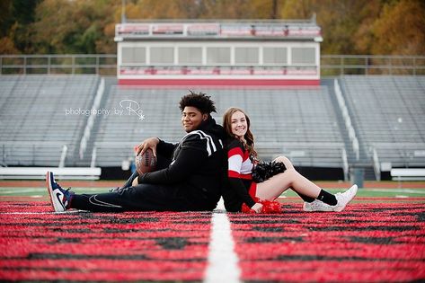 Football Couple Pictures, Football Cheerleader Couple, Football Player Boyfriend, Youth Sports Photography, Football Players Pictures, Cute Couples Football, High School Cheerleader, School Cheerleader, Sports Photoshoot