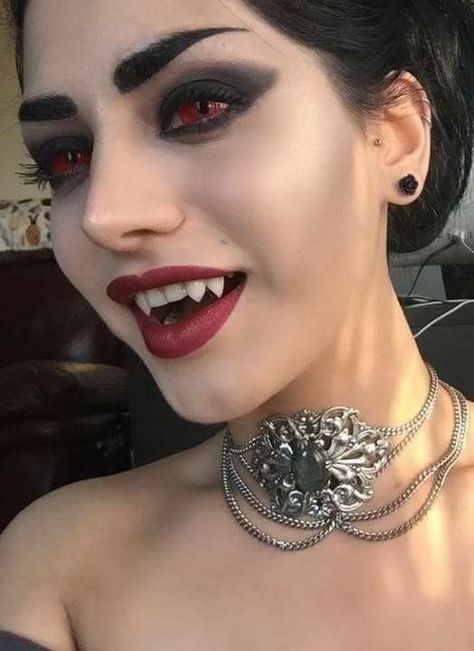 Vampire Makeup Ideas, Fete Emo, Halloween Make-up Looks, Halloweenský Makeup, Vampire Look, Vampire Makeup, Halloween Makeup Diy, Halloween Fest, Halloween Tattoo