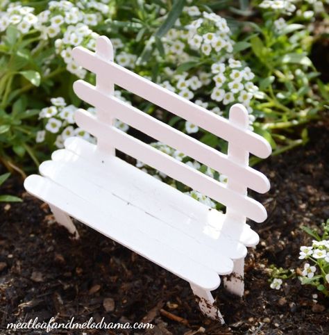 This easy DIY fairy garden is so simple to make and doesn't take up a lot of space. It's a fun way to spruce up your deck or patio! Shed Inspiration, Zen Backyard, Garden Decks, Planting Tomatoes, Kids Fairy Garden, Urban Ideas, Fun Backyard, Urban Backyard, Diy Fairy Garden