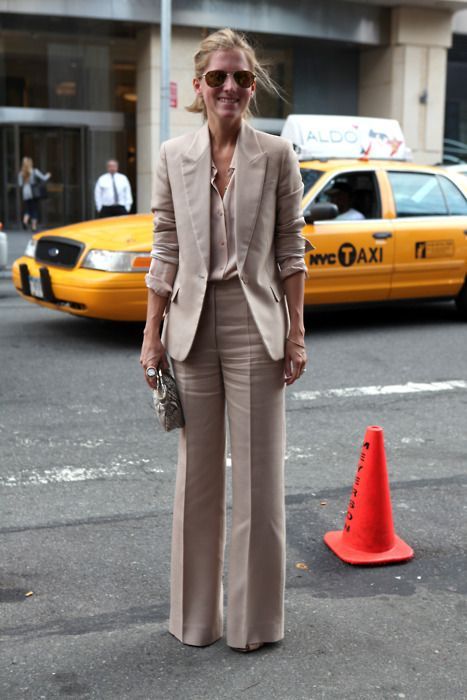 O look nude já virou um queridinho de grande parte das pessoas. Porém, vejo que algumas ainda acham que usar esta cor é sem graça. Vamos desmistificar este pensamento? Elegantes Business Outfit, Anna Dello Russo, Woman Suit Fashion, Stil Inspiration, Business Outfit, Alexa Chung, Fall Collection, Work Wardrobe, 여자 패션