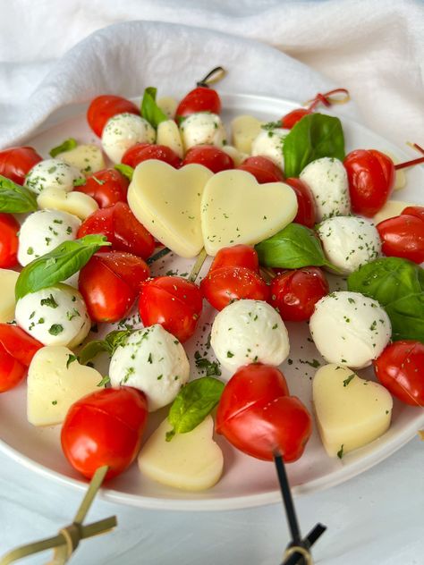 Valentines Day Salty Snacks, Valentine’s Day Salad Ideas, Savoury Valentines Food, Salty Valentine Snack, Valentines Skewers, Easy Valentines Appetizers, Valentines Day Appetizers Savory, Italian Valentines Day, Valentine Side Dishes