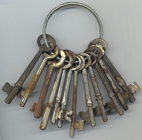 Locksmith Aesthetic, Antique Props, Keys Photography, Arcane Aesthetic, Blue Beard, Bunch Of Keys, Antique Aesthetic, Old Keys, Old Key