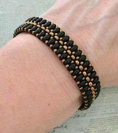 Superduo Bracelet Tutorial, Beaded Tutorials, Black And Gold Bracelet, Superduo Bracelet, Simple Beaded Necklaces, Superduo Beads, Super Duo Beads, Beaded Necklace Patterns, Duo Beads