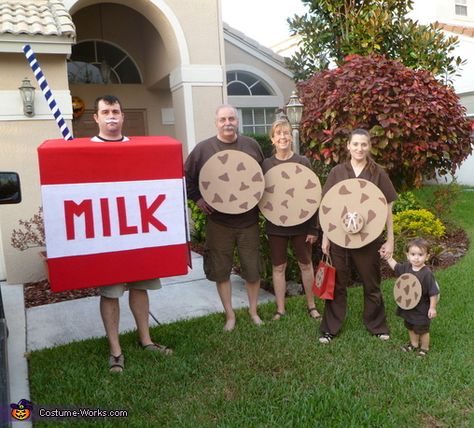 Milk and Cookies - Family Halloween Costume Idea Cookie Halloween Costume, Carnaval Diy, Family Themed Halloween Costumes, Cookie Costume, Themed Halloween Costumes, Homemade Halloween Costumes, Diy Kostüm, Milk And Cookies, Homemade Costumes