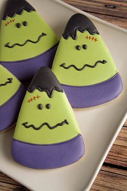 Cute Cookie Decorating Ideas, Sugar Cookie Halloween, Sugar Cookies Halloween, Halloween Cookie Treats, Candy Corn Cookie, Cookies On A Stick, Halloween Cookie Decorating, Cookie Flooding, Sugar Cookies Icing