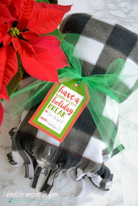 Easy Sew Blanket and Coordinating Tags | Make this simple buffalo check blanket and download the coordinating "warm and cozy" gift tags for the perfect present! Sew Blanket, Check Blanket, Neighbor Christmas Gifts, Free Printable Gift Tags, Staff Gifts, Christmas Gifts For Coworkers, Free Gift Tags, Free Christmas Printables, Cozy Gift