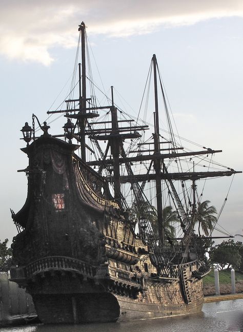 The Black Pearl ,This ship is docked in Hawaii at Ko Olina. This is what they used in the new Pirates of the Caribbean movie Pirates Of The Caribbean Black Pearl, Pirates Of The Caribbean Ship, Kapal Karam, Ship Life, Old Pirate, Kaptan Jack Sparrow, Navi A Vela, Pirates Life, Bateau Pirate