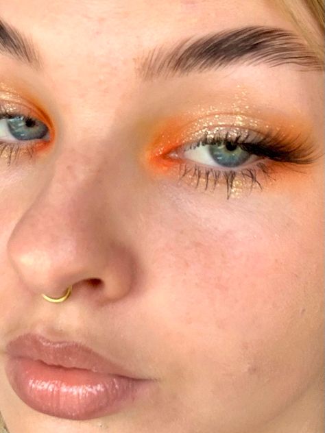 Happy Makeup Looks, Rave Eyeshadow Looks, Cute Easy Makeup Looks Colorful, Fun Simple Eyeliner, Simple Fun Eye Makeup, Fun Graphic Eyeliner, Makeup Trends Fall 2024, Spring Warm Makeup, Artsy Makeup Looks Aesthetic