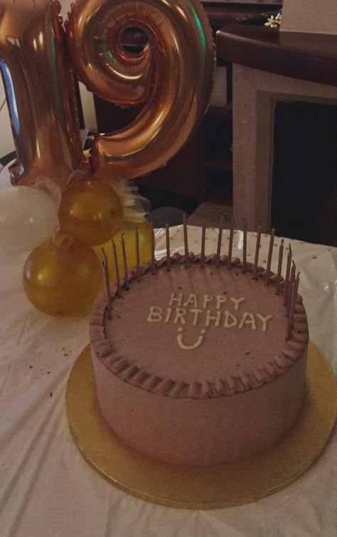 Birthday cake inspo Cack Birthday Girl, 19th Birthday Aesthetic Pictures, 19th Birthday Pictures, Cakes For 19th Birthday, 19birthday Cake, Happy 19th Birthday Girl, Birthday Cake 19th Girl, Cake For 19th Birthday Girl, 19th Birthday Cake For Her