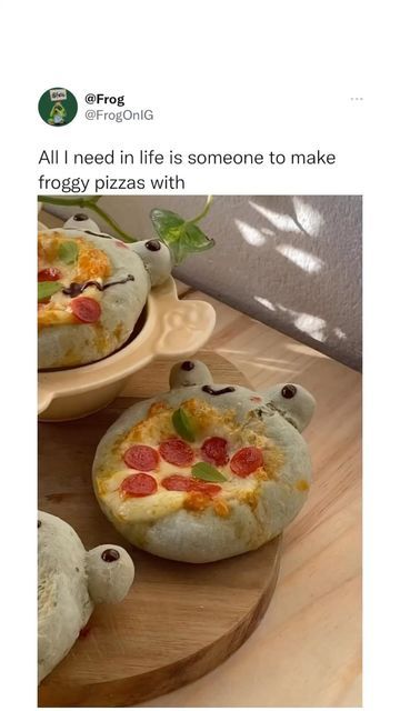 Frog Burger Buns, Frog Pizzas Recipe, Frog Bread Recipes, Frog Pizzas, Frog Shaped Food, Frog Pancakes, Frog Themed Food, Frog Desserts, Frog Baking