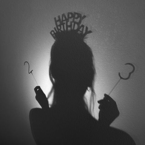 23th Birthday Ideas, Birthday Pic Ideas Instagram, Black And White Birthday Photoshoot, 20th Birthday Ideas Photoshoot, 23 Birthday Aesthetic, 21st Birthday Ideas Photo Shoots, Simple Birthday Photoshoot Ideas, Birthday Self Portrait Photography, Birthday Journal Prompts