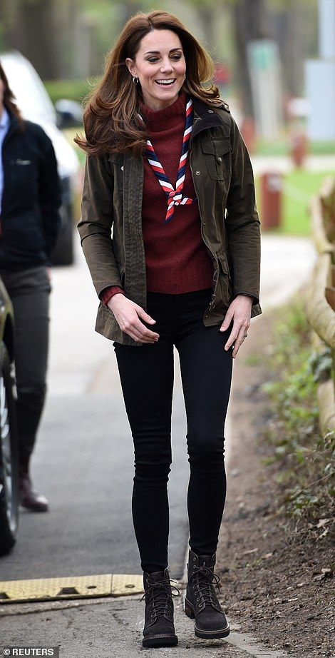 Kate also wore also wore her J.Crew Isabel Mockneck Jumper in Mahogany (£89) and her khaki Barbour jacket (£200) Recycled Outfit, Kate Middleton Style Outfits, Düşes Kate, Looks Kate Middleton, Estilo Kate Middleton, Chloe Boots, Princesa Kate Middleton, Kate Middleton Outfits, Princess Kate Middleton