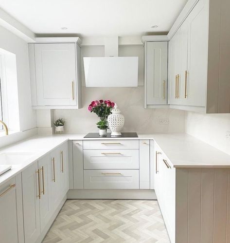 Light Grey Shaker Kitchen, Grey Shaker Kitchen, Shaker Kitchen Design, Interior Kitchen Small, White Kitchen Inspiration, Small White Kitchens, Kitchen Renovation Inspiration, Light Grey Kitchens, Wren Kitchen