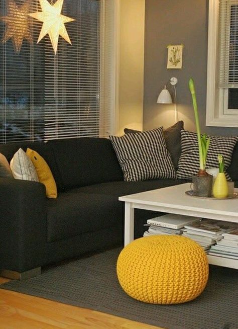 Living room idea Grey And Yellow Living Room, Grey Wall Color, Zimmer Diy, Black Couches, Yellow Living Room, Yellow Decor, Living Room Accents, Living Room Grey, New Living Room