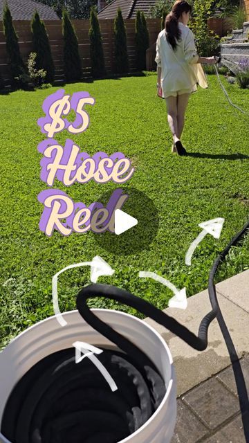 Pans in a pod on Instagram: "Tired of tangled hoses but do not want to spend $$$ on a retracting hose reel?  🪣Try this $5 technique using a 5-gallon bucket! 🪶Light weight so it’s easy to carry from front yard to back yard  🧹Super easy and fast to clean up after  #gardenideas #gardening #garden #backyardgarden #wateringplants #gardenhose #home #homehacks #gardenhacks #diy" Backyard Hose Storage, Diy Hose Reel Holder, Diy Water Hose Holder Ideas, Diy Garden Hose Storage, Outdoor Hose Storage Ideas, Diy Garden Hose Reel, Garden Hose Holder Diy Ideas, Diy Hose Holder Ideas, Water Hose Holder Diy