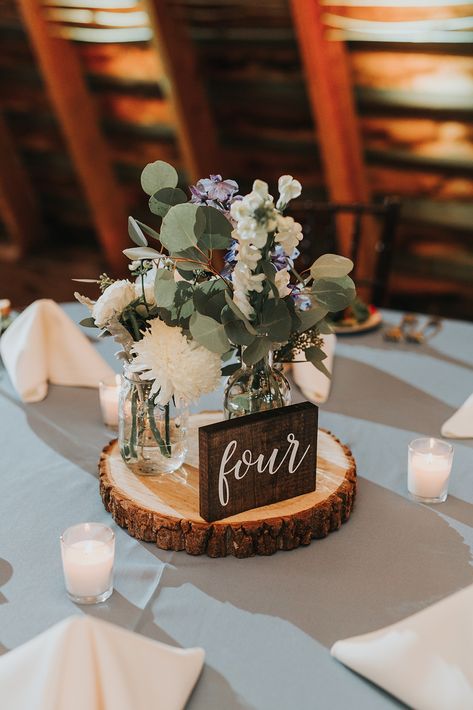 Winter Wedding Centerpieces, Simple Wedding Centerpieces, Navy Flowers, Rustic Wedding Centerpieces, Future Wedding Plans, Wedding Table Decorations, Wedding Centerpiece, Wedding Table Centerpieces, Wedding Time