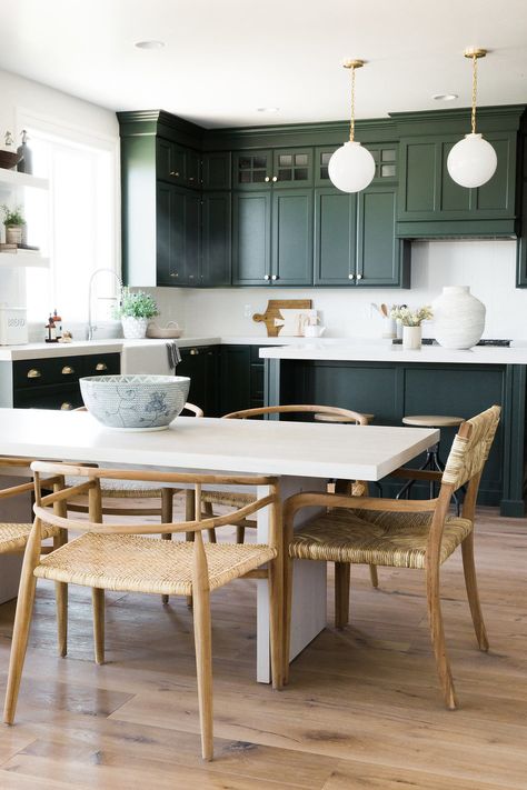 Dark Green Kitchen, Green Kitchen Cabinets, Classic Kitchen, Green Cabinets, Simple Kitchen, Studio Mcgee, Kitchen Trends, Kitchen Tops, Trendy Kitchen