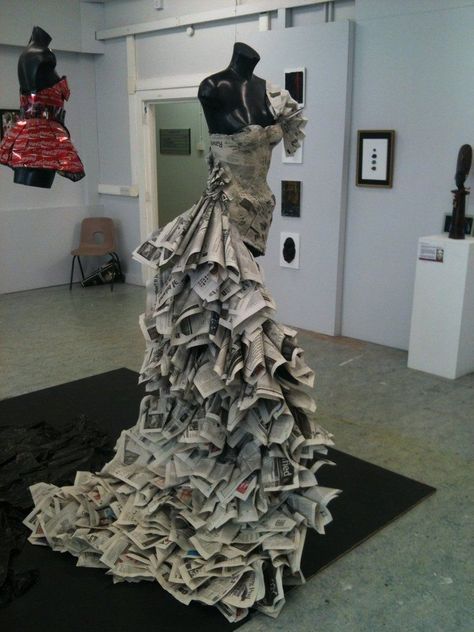 26 Amazing Paper Dresses Collection and Ideas Paper Dress Fashion, Recycled Gown, Paper Dress Art, Paper Costume, Newspaper Fashion, Newspaper Dress, Recycled Outfits, Crazy Dresses, Paper Dresses