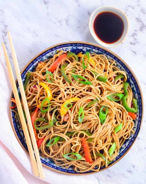 Chilli Chicken Stir Fry, Fried Rice Chinese, Veg Hakka Noodles, Veg Chowmein, Pork Chinese, Hakka Noodles Recipe, Veg Noodles, Juhu Beach, Popular Chinese Dishes