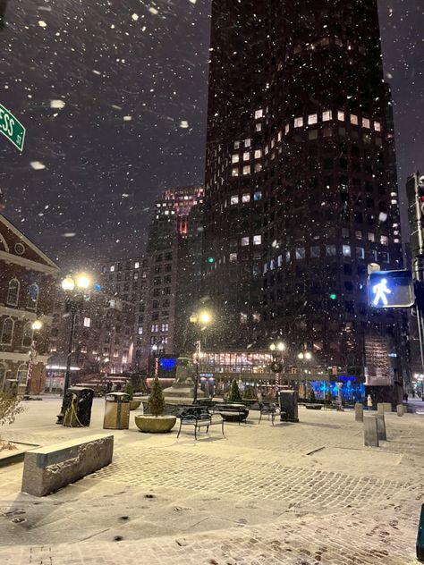 Winter Night City Aesthetic, Snow In Boston, Snowy New York Wallpaper, Pretty Snow Pictures, Boston Snow Aesthetic, Winter At Night Aesthetic, Boston Lifestyle Aesthetic, Chicago Snow Aesthetic, Boston City Aesthetic Night