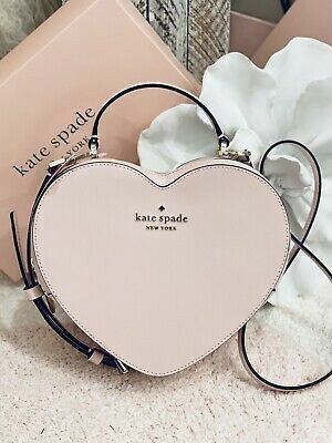 Purses Aesthetic, Tas Lv, Valentines Day Bags, New York Love, Purse Aesthetic, Kate Spade Heart, Aesthetic Bags, Fancy Bags, Heart Bag