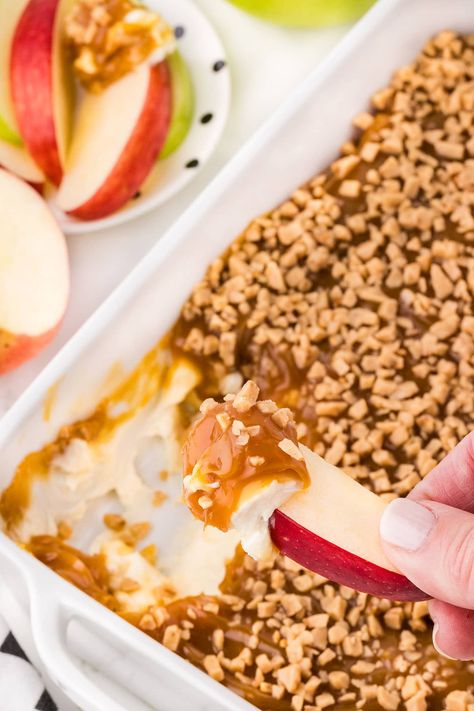 Apple Slices Dipped In Caramel, Apples Caramel Slices, Dips To Go With Apples, Apple Slice Dipping Bar, Score Dip Apple, Apple Slice Dip, Apple Carmel Dips, Apple Dips Board, Caramel Apple Rings