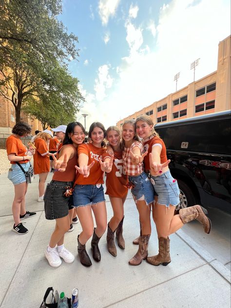 Ut Austin Outfit, Texas Tailgate Outfit, Ut Austin Gameday Outfit, Texas College Aesthetic, University Of Austin Texas, Texas Football Game Outfit, Ut Game Day Outfit Longhorns, Ut Game Day Outfit, Texas Longhorns Game Day Outfit