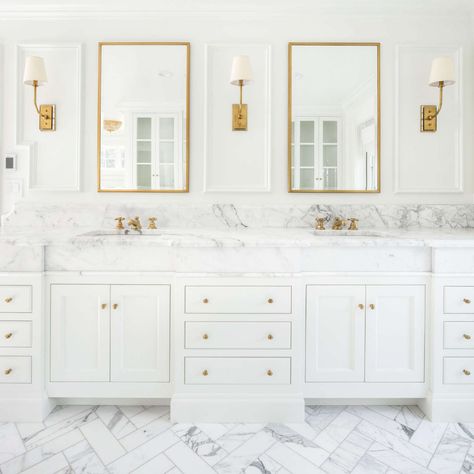 Double vanities in a white classic bathroom with Calacatta marble and brass hardware. #thefoxgroup #bathroom #brasshardware #calacatta Bilik Air Kecil, Vsco Bedroom, Marble Bathroom Floor, Ideas Baños, Bad Inspiration, Design Blogs, Animal Cake, Classic Bathroom, Subway Tiles