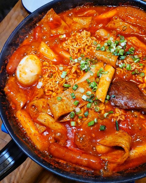 Rabokki Recipe, Korean Tteokbokki, Korean Kitchen, Gochujang Sauce, Korea Food, Korean Street Food Recipes, Spicy Rice, Savory Sauce, Cheat Meal