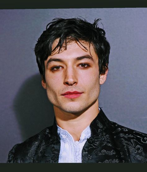 Men Wearing Makeup, Cute Eyeshadow Looks, Vampire Makeup, Ezra Miller, Male Makeup, Stage Makeup, No Eyeliner Makeup, Editorial Makeup, Eyeshadow Looks