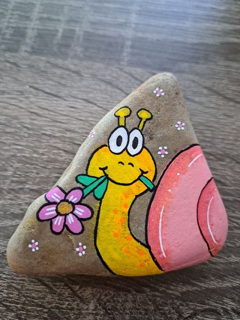 Happy Rock Painting Ideas, Unique Painted Rocks, Stenmaling Ideas, Rock Crafts Diy, Rock Painting Flowers, Arte Aesthetic, Garden Rock Art, Stones Garden, Rock Painting Tutorial