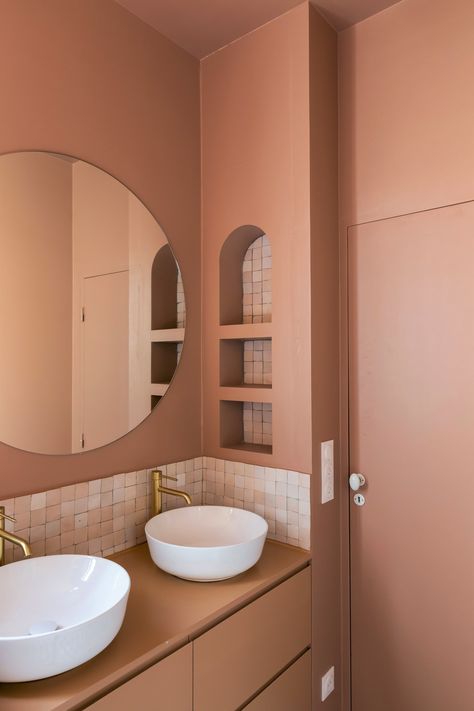 Colour is an important factor in a bathroom - most people want something relaxed and calming, but that doesn't have to mean shades of grey. This bathroom has been painted a gorgeous pinky terracotta called Rose Turc by @argilepienture. https://chelseadesignquarter.co.uk/member/argile/ #argiledesignworkplace #argilepeinture #deco #design #home #inspiration #fashion #interiordesign #homedecor #homedesign #interiors #luxuryliving #currentdesignsituation #pressedeco #designer #instadeco ⁠ Bathroom Wallpaper Trends, Terracotta Bathroom, Bathroom Wallpaper Modern, Bathroom Wall Colors, Painting Bathroom Tiles, Small Bathroom Wallpaper, Green Tile Bathroom, Deco Bathroom, Bathroom Trends