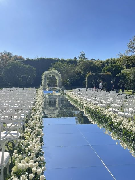 Wedding Venues Aisle, Mirror Floor Wedding Aisle, Reflective Wedding Aisle, Fancy Wedding Ideas Classy, Elegant Outdoor Wedding Reception, Royalty Wedding Theme, Decorating Ideas Wedding, Gorgeous Wedding Venues, Wedding Decoration Idea