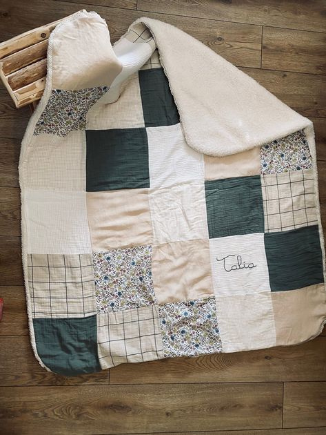 Baby Blanket Quilt Ideas, Baby Blanket Sewing Ideas, Neutral Quilt Patterns, Blanket Patterns Sewing, Baby Blanket Sewing Pattern, Patch Work Blanket, Baby Blanket Sewing, Hand Tied Quilt, Homemade Baby Blankets