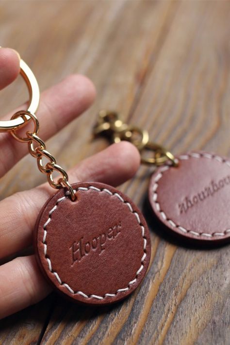 Birthday Crafts For Boyfriend, Crafts For Boyfriend, Crafts For Women, Chain Crafts, Diy Leather Working, Gift Ideas Personalized, Keychain Craft, Leather Anniversary Gift, Boyfriend Crafts