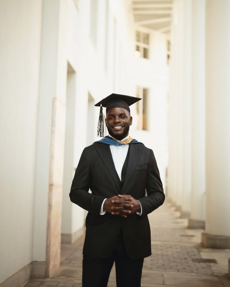 🎓🎓🎓🎓 College Grad Pictures Guys, Mens Cap And Gown Pictures, Masters Degree Photoshoot Men, Graduation Photos For Men, Masters Graduation Pictures Men, Graduation Picture Ideas Boys, Cap And Gown Pictures For Guys, Grad Picture Ideas Men, Male Graduation Pictures College