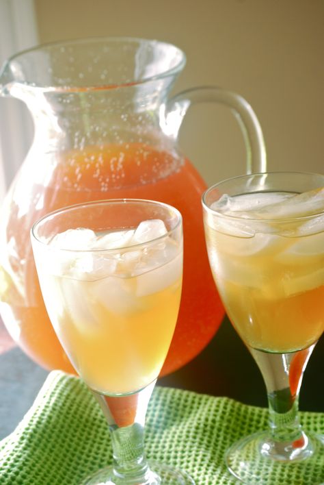 {Vanilla Almond Iced Tea}... Sweet tea with 2 T almond extract, 1 T vanilla, and lemonade concentrate Caramel Apple Spice, Almond Tea, Lemonade Concentrate, Hawaiian Sweet Rolls, Peach Lemonade, Frozen Lemonade, Iced Tea Recipes, Party Punch, Fruit Tea