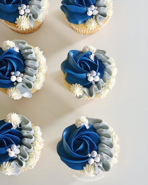 Blue And Silver Cupcake Ideas, Blue And Silver Cupcakes, Blue And White Cupcakes, Beautiful Cupcakes Birthday, Blue Wedding Cupcakes, Cupcake Icing Designs, Craving Food, Frosting Ideas, Making Cupcakes