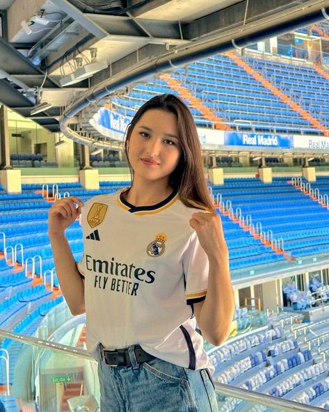 Real Madrid Jersey Outfit Women, Real Madrid Girls Fans, Real Madrid Girl, Real Madrid Women, Madrid Girl, Madrid Outfits, Real Madrid Shirt, Real Madrid Team, Football Jersey Outfit