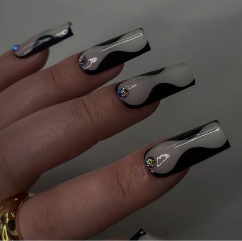 Black Nails Euphoria, Maddyperez Nails, Black Euphoria Nails, 222 Nails, Euphoria Nails Ideas, Black Aesthetic Nails, Euphoria Inspired Nails, Aesthetic Black Nails, Black Nails Aesthetic